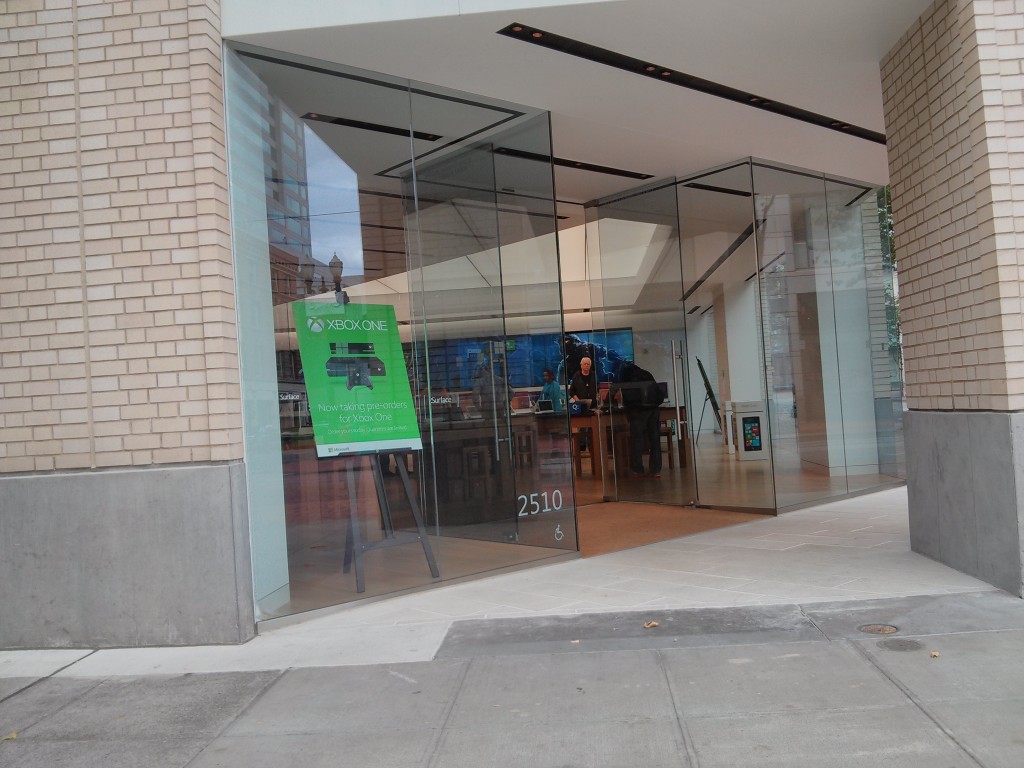 在十字路口很显眼的微软的专卖店，果然是员工比顾客还多，和附近在一个商场地下1层的苹果专卖店比对比很明显
