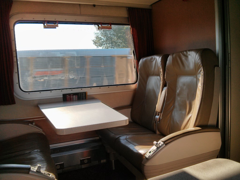 火车内部，座位很宽敞很舒服，还有wifi